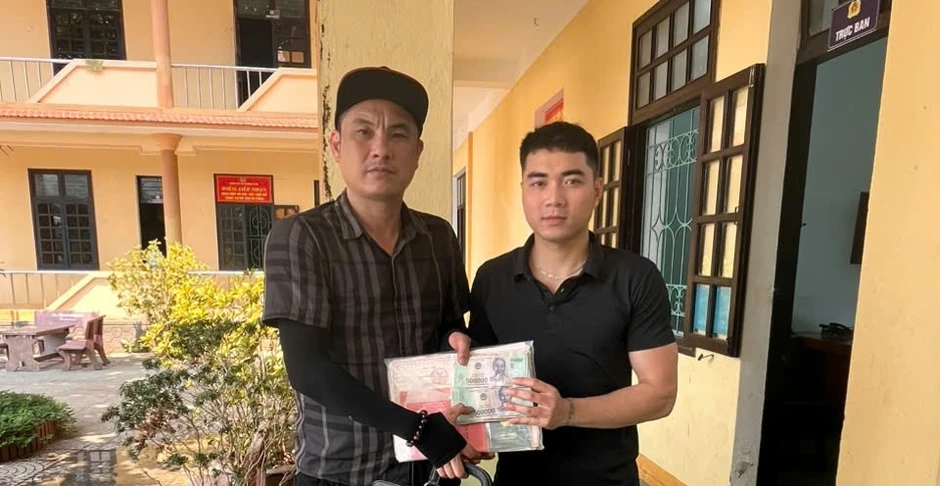 Bất ngờ với chiếc cặp ven đường chứa 350 triệu đồng ở Quảng Trị