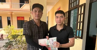 Bất ngờ với chiếc cặp ven đường chứa 350 triệu đồng ở Quảng Trị