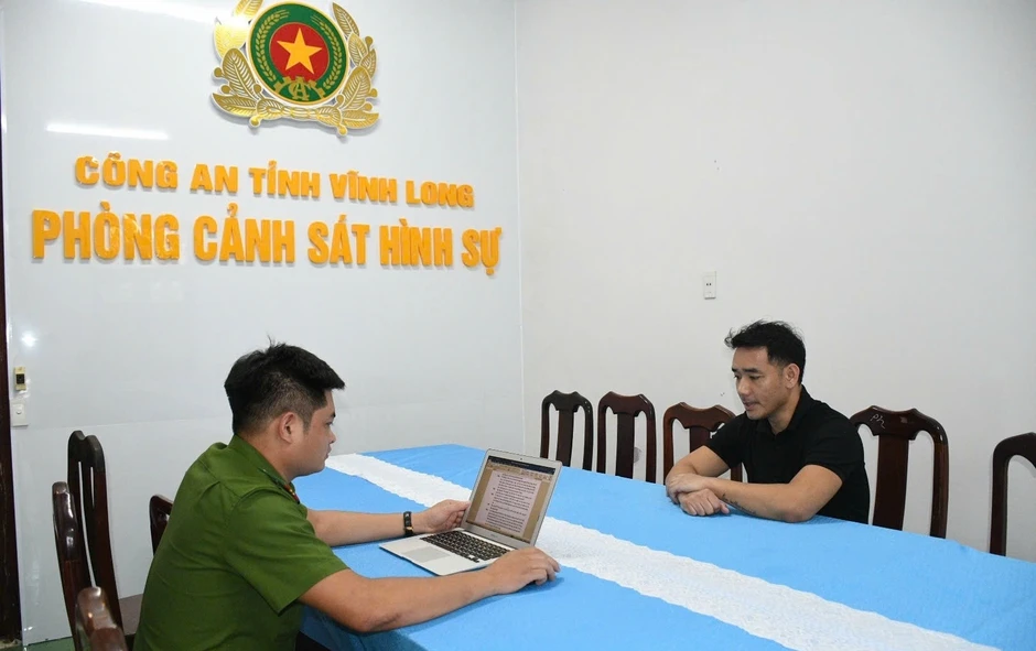 Bắt nhóm bán gần 10.000 hàng gia dụng giá 'cắt cổ', thu lợi hàng tỷ đồng Bắt nhóm bán gần 10.000 hàng gia dụng giá 'cắt cổ', thu lợi hàng tỷ đồng