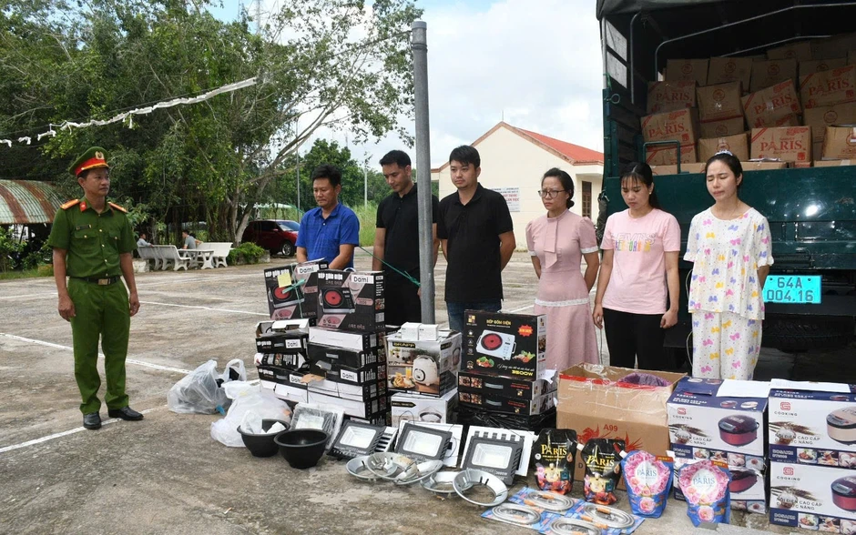 Bắt nhóm bán gần 10.000 hàng gia dụng giá 'cắt cổ', thu lợi hàng tỷ đồng Bắt nhóm bán gần 10.000 hàng gia dụng giá 'cắt cổ', thu lợi hàng tỷ đồng