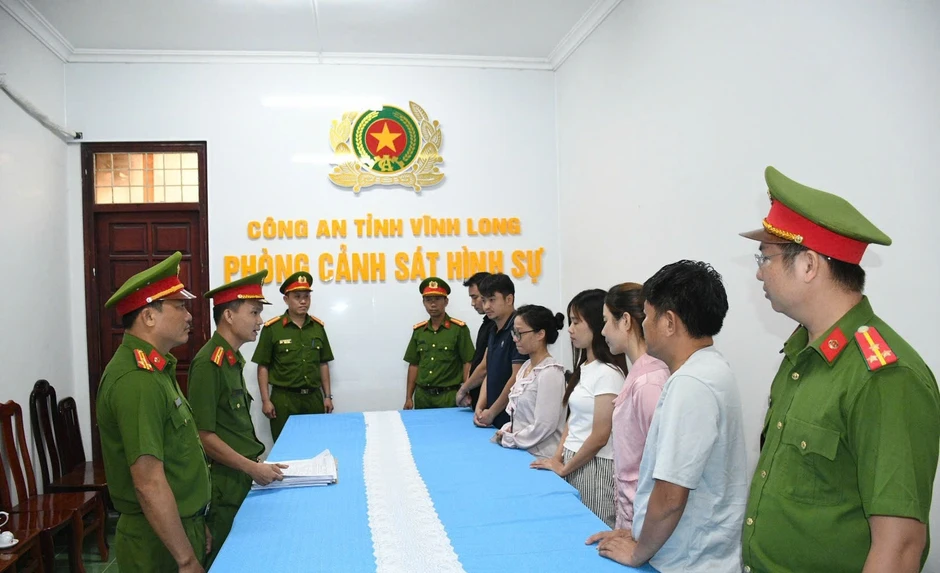 Bắt nhóm bán gần 10.000 hàng gia dụng giá 'cắt cổ', thu lợi hàng tỷ đồng Bắt nhóm bán gần 10.000 hàng gia dụng giá 'cắt cổ', thu lợi hàng tỷ đồng