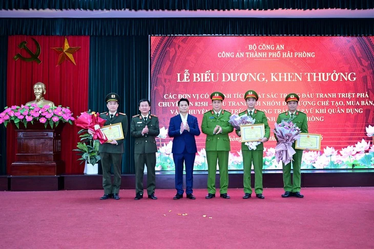 Bắt nữ quái đất cảng cầm đầu đường dây mua bán, chế tạo súng quy mô lớn Bắt nữ quái đất cảng cầm đầu đường dây mua bán, chế tạo súng quy mô lớn