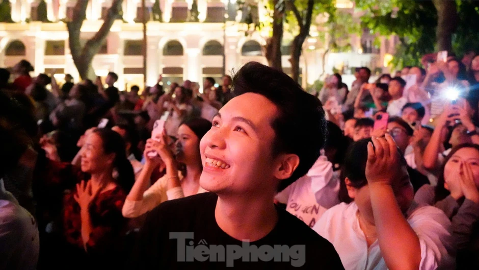 Bầu trời Hà Nội bừng sáng trong màn pháo hoa đẹp như tranh Bầu trời Hà Nội bừng sáng trong màn pháo hoa đẹp như tranh