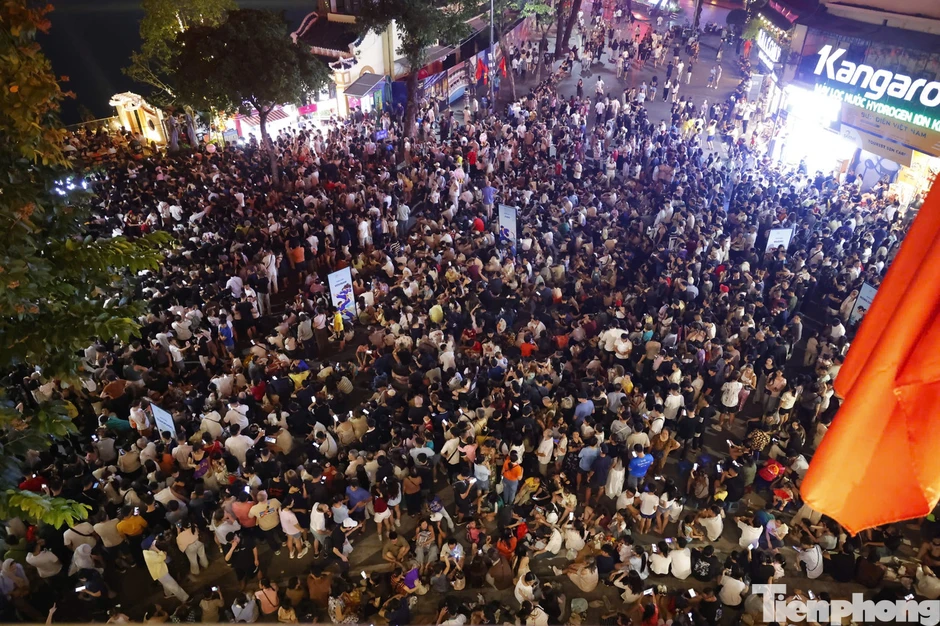 Bầu trời Hà Nội bừng sáng trong màn pháo hoa đẹp như tranh Bầu trời Hà Nội bừng sáng trong màn pháo hoa đẹp như tranh