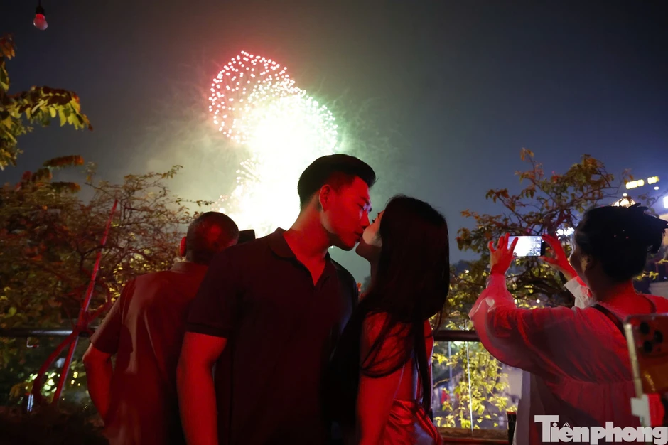 Bầu trời Hà Nội bừng sáng trong màn pháo hoa đẹp như tranh Bầu trời Hà Nội bừng sáng trong màn pháo hoa đẹp như tranh