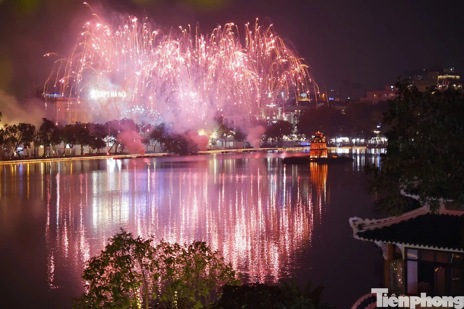 Bầu trời Hà Nội bừng sáng trong màn pháo hoa đẹp như tranh Bầu trời Hà Nội bừng sáng trong màn pháo hoa đẹp như tranh