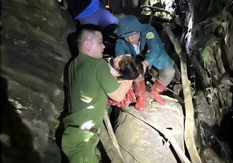 Bé 5 tuổi đi lạc trong rừng, được tìm thấy bất tỉnh dưới khe suối