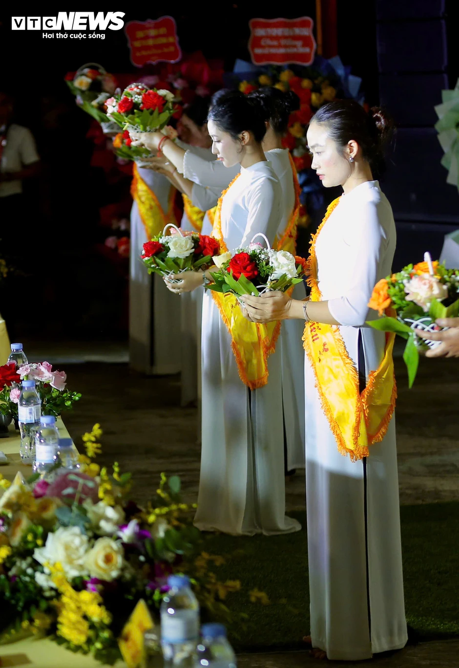 Bé gái 10 tuổi bật khóc khi nghe 'Gặp mẹ trong mơ' ở lễ Vu Lan Bé gái 10 tuổi bật khóc khi nghe 'Gặp mẹ trong mơ' ở lễ Vu Lan