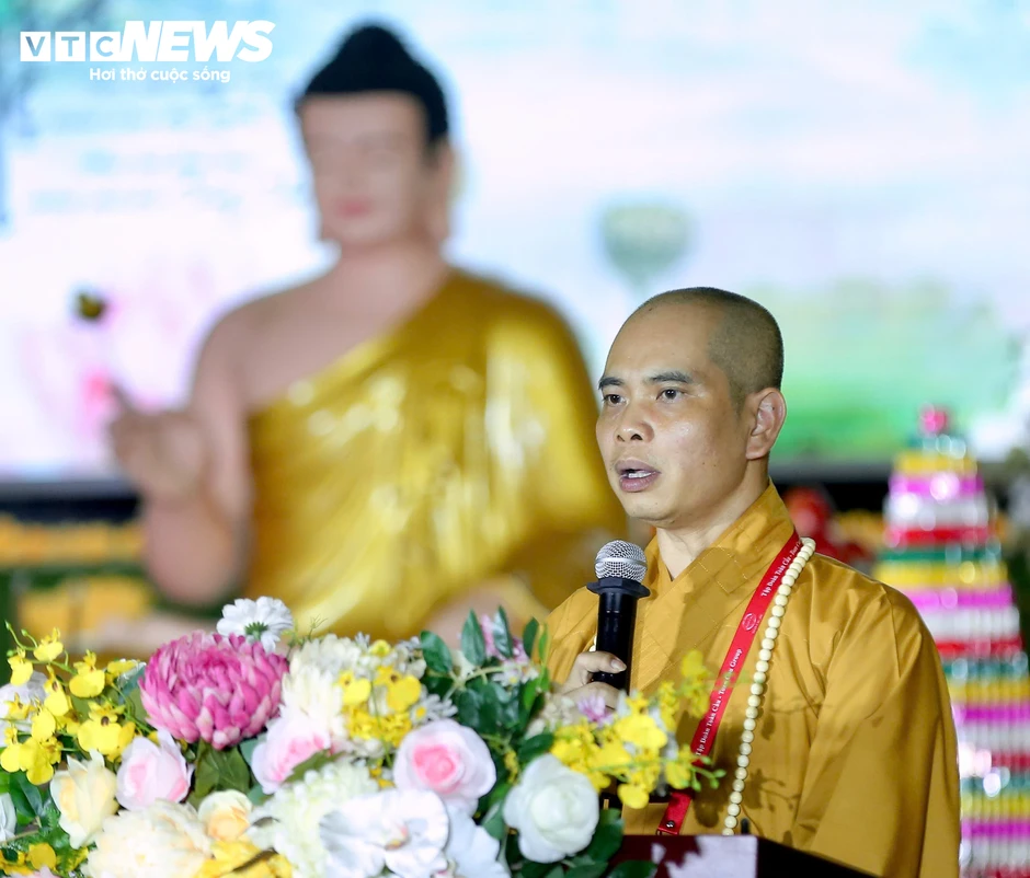 Bé gái 10 tuổi bật khóc khi nghe 'Gặp mẹ trong mơ' ở lễ Vu Lan Bé gái 10 tuổi bật khóc khi nghe 'Gặp mẹ trong mơ' ở lễ Vu Lan
