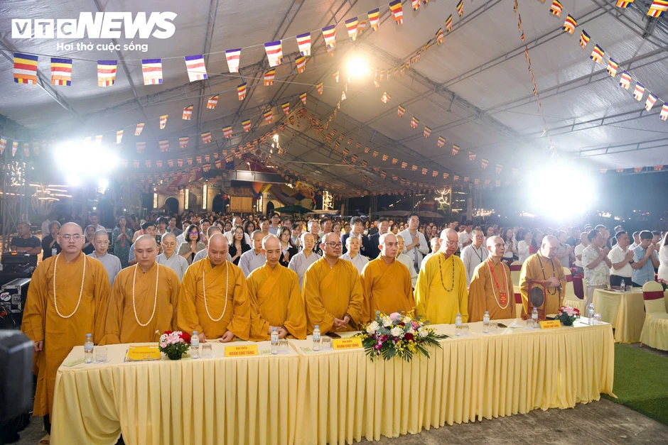 Bé gái 10 tuổi bật khóc khi nghe 'Gặp mẹ trong mơ' ở lễ Vu Lan Bé gái 10 tuổi bật khóc khi nghe 'Gặp mẹ trong mơ' ở lễ Vu Lan
