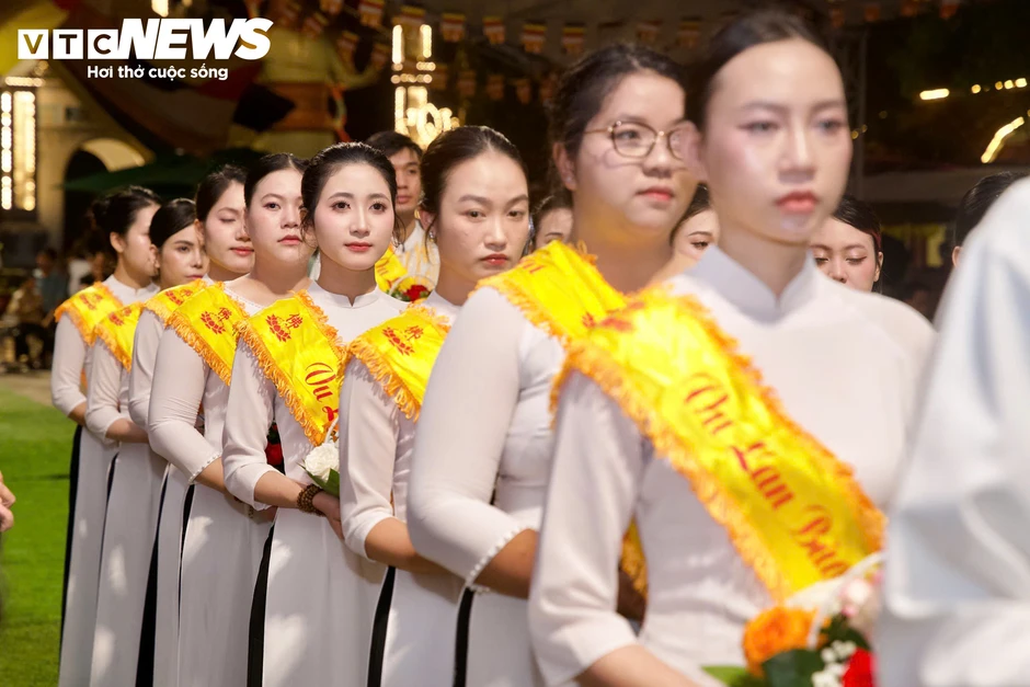 Bé gái 10 tuổi bật khóc khi nghe 'Gặp mẹ trong mơ' ở lễ Vu Lan Bé gái 10 tuổi bật khóc khi nghe 'Gặp mẹ trong mơ' ở lễ Vu Lan