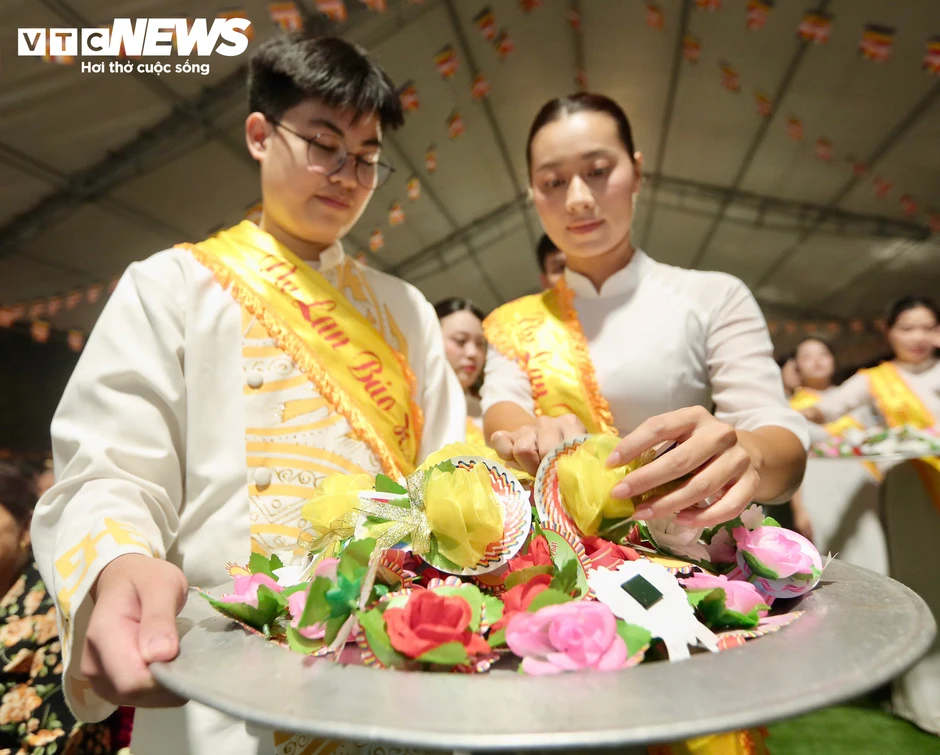 Bé gái 10 tuổi bật khóc khi nghe 'Gặp mẹ trong mơ' ở lễ Vu Lan Bé gái 10 tuổi bật khóc khi nghe 'Gặp mẹ trong mơ' ở lễ Vu Lan
