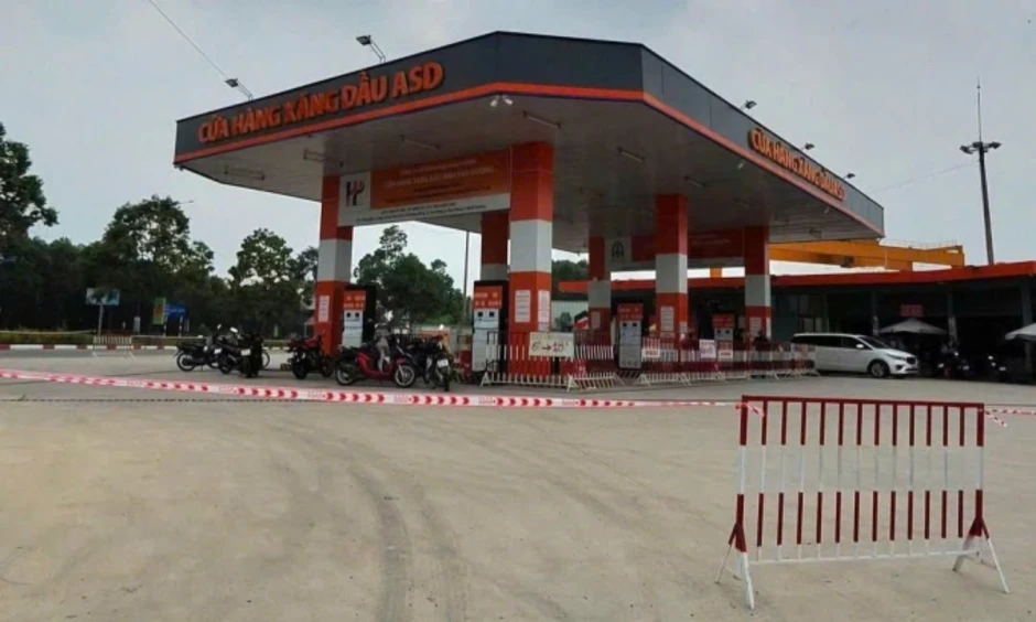 Bé gái 2 tuổi bị ôtô cán tử vong tại cây xăng Bé gái 2 tuổi bị ôtô cán tử vong tại cây xăng