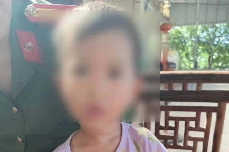 Bé gái 3 tuổi bị bỏ rơi trước cổng chùa Tây Hồ Bé gái 3 tuổi bị bỏ rơi trước cổng chùa Tây Hồ