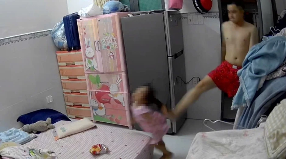 Bé gái 3 tuổi ở TPHCM bị bạo hành: Hành động gây phẫn nộ từ chồng hờ mẹ