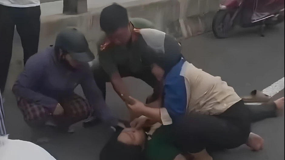 Bé gái 5 tuổi bị hất văng do nổ lốp xe máy, công an kịp thời cấp cứu Bé gái 5 tuổi bị hất văng do nổ lốp xe máy, công an kịp thời cấp cứu