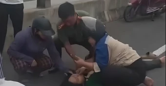Bé gái 5 tuổi bị hất văng do nổ lốp xe máy, công an kịp thời cấp cứu