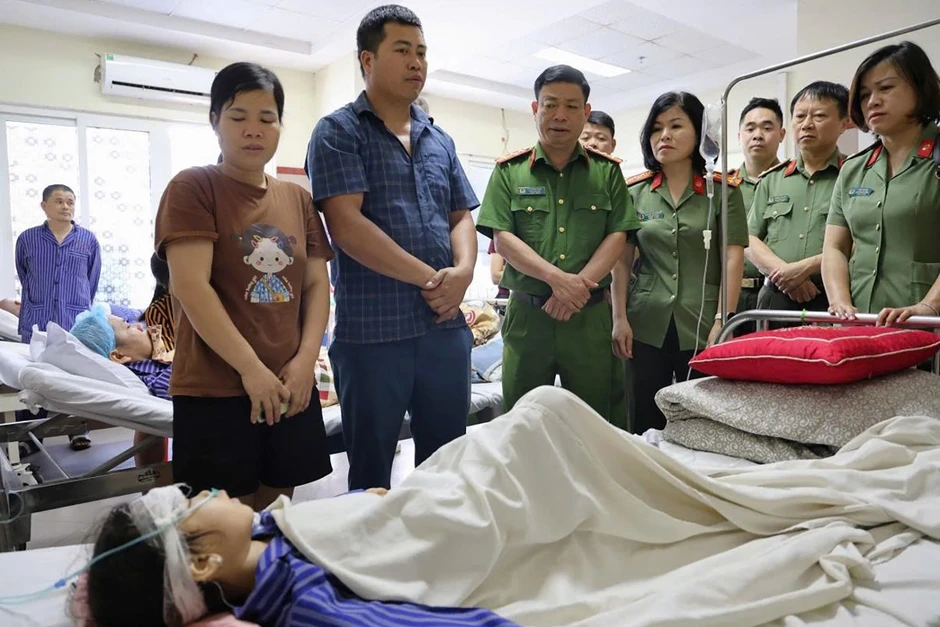 Bé gái 5 tuổi gặp nạn khi theo mẹ vào rừng, cuộc giải cứu trong đêm gây xúc động Bé gái 5 tuổi gặp nạn khi theo mẹ vào rừng, cuộc giải cứu trong đêm gây xúc động