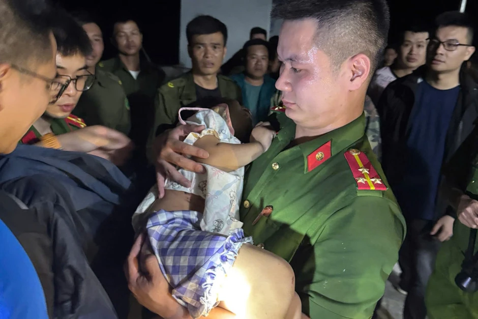 Bé gái 5 tuổi gặp nạn khi theo mẹ vào rừng, cuộc giải cứu trong đêm gây xúc động Bé gái 5 tuổi gặp nạn khi theo mẹ vào rừng, cuộc giải cứu trong đêm gây xúc động