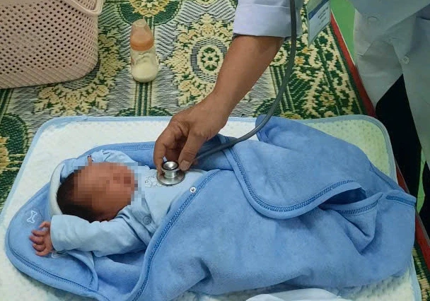 Bé gái bị bỏ rơi và tờ giấy "cam kết không ảnh hưởng gia đình nhận nuôi"