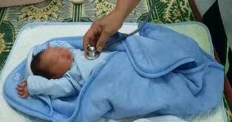 Bé gái bị bỏ rơi và tờ giấy "cam kết không ảnh hưởng gia đình nhận nuôi"