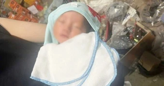 Bé gái sơ sinh bị bỏ rơi kèm mảnh giấy "chúc con gặp được gia đình tốt"