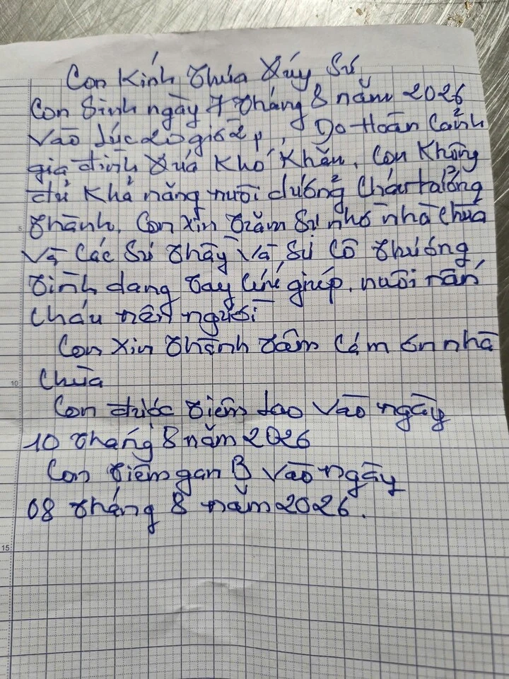 Bé gái sơ sinh bị bỏ rơi trước cổng chùa ở Huế Bé gái sơ sinh bị bỏ rơi trước cổng chùa ở Huế