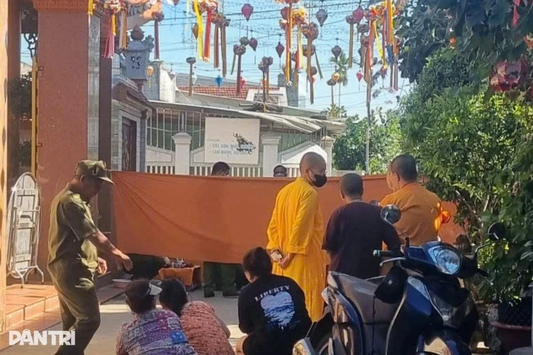 Bé gái tử vong trong túi xách bị bỏ trước cổng chùa Bé gái tử vong trong túi xách bị bỏ trước cổng chùa