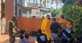 Bé gái tử vong trong túi xách bị bỏ trước cổng chùa
