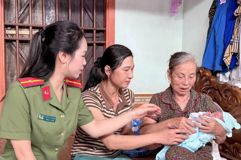 Bé sơ sinh bị bỏ rơi trong bụi cây ven đường Bé sơ sinh bị bỏ rơi trong bụi cây ven đường