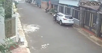 Bé trai 12 tuổi tự lấy ô tô của người dân, lái qua nhiều con hẻm