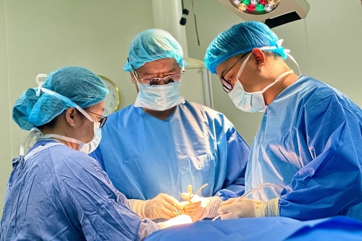 Bé trai 2 tuổi bị chó nhà cắn, vết thương sát động mạch cảnh đe dọa tính mạng Bé trai 2 tuổi bị chó nhà cắn, vết thương sát động mạch cảnh đe dọa tính mạng
