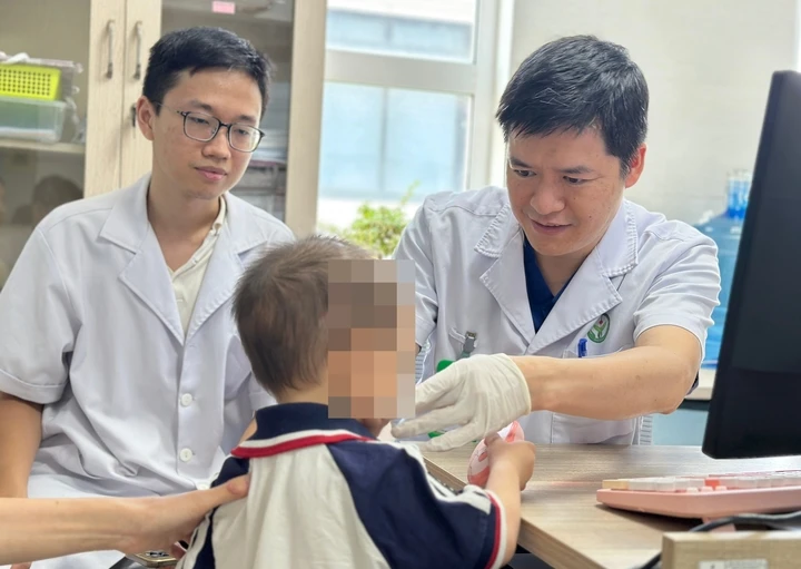 Bé trai 2 tuổi bị chó nhà cắn, vết thương sát động mạch cảnh đe dọa tính mạng Bé trai 2 tuổi bị chó nhà cắn, vết thương sát động mạch cảnh đe dọa tính mạng