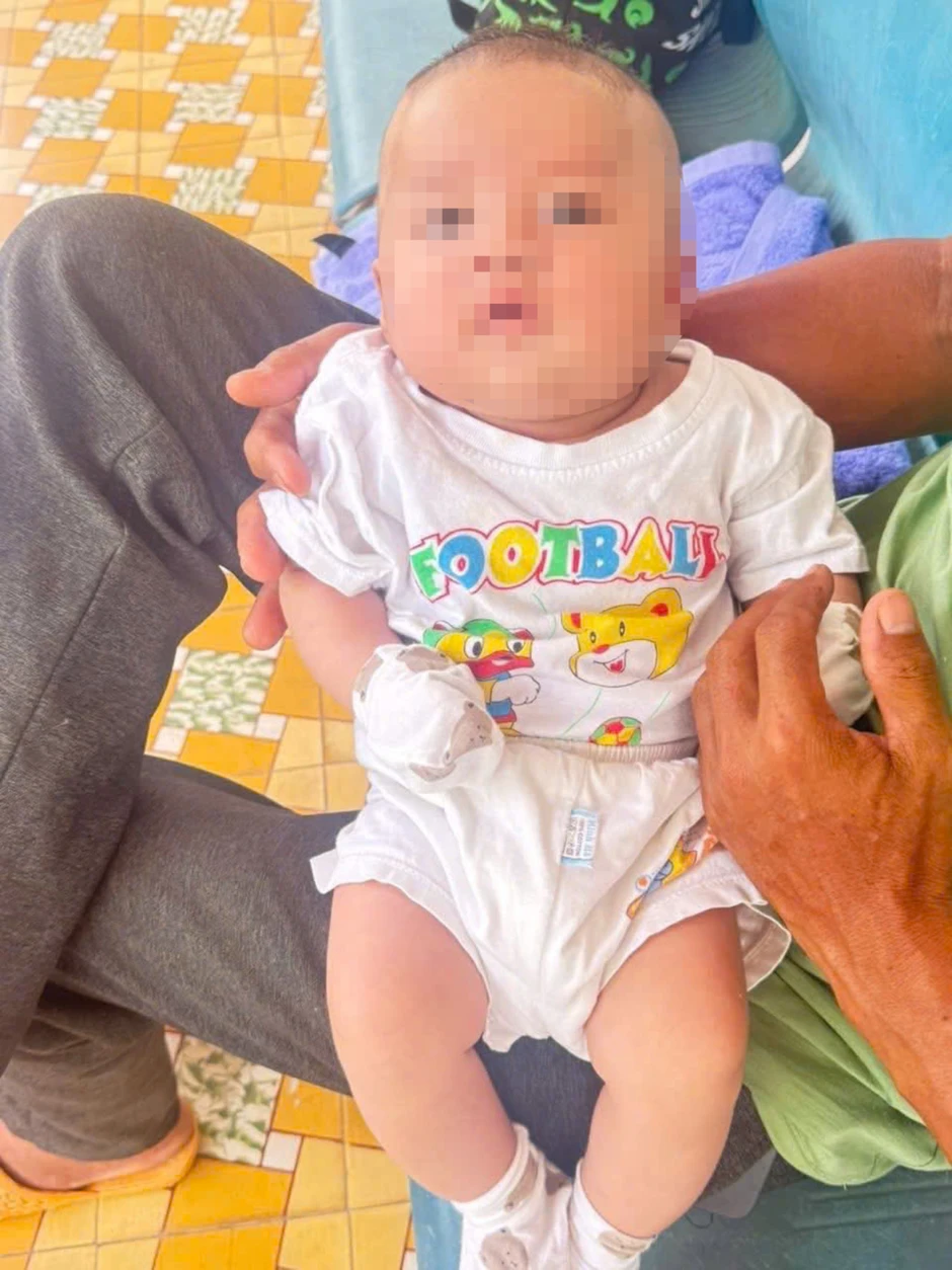 Bé trai 3 tháng tuổi bị bỏ rơi gần cầu Nàng Cô ở Đồng Nai Bé trai 3 tháng tuổi bị bỏ rơi gần cầu Nàng Cô ở Đồng Nai