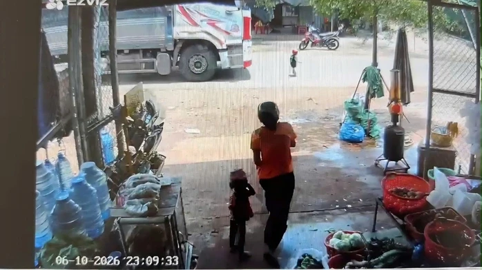 Bé trai 3 tuổi bị xe tải tông tử vong khi chạy qua đường Bé trai 3 tuổi bị xe tải tông tử vong khi chạy qua đường