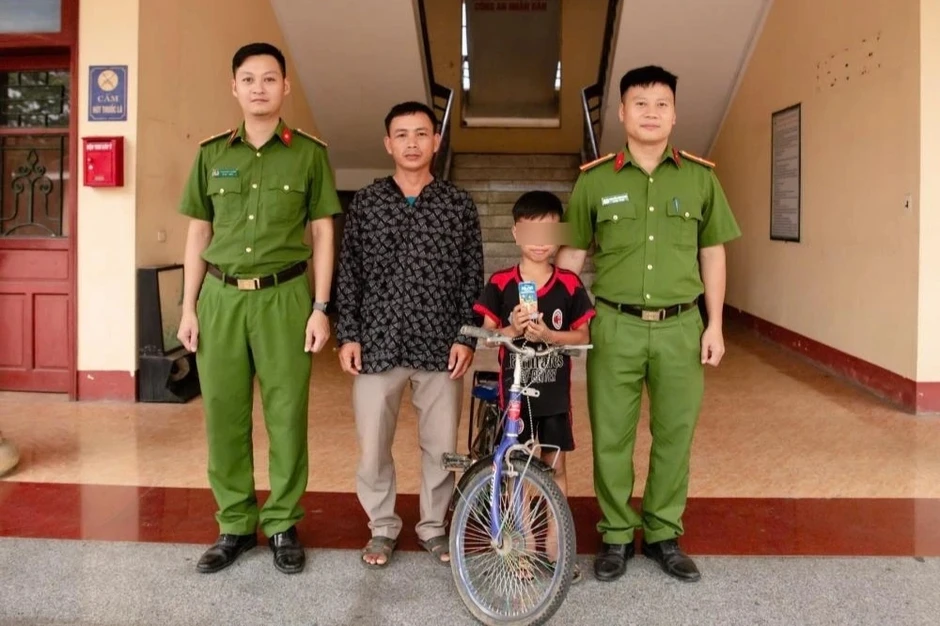 Bé trai 9 tuổi đạp xe đi lạc hơn 35km từ Nghệ An sang Hà Tĩnh Bé trai 9 tuổi đạp xe đi lạc hơn 35km từ Nghệ An sang Hà Tĩnh