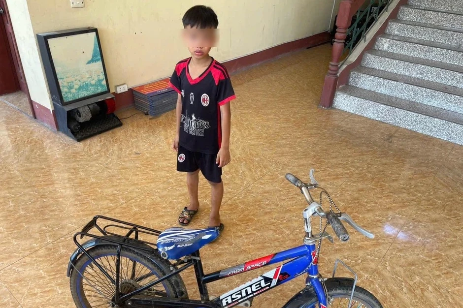 Bé trai 9 tuổi đạp xe đi lạc hơn 35km từ Nghệ An sang Hà Tĩnh Bé trai 9 tuổi đạp xe đi lạc hơn 35km từ Nghệ An sang Hà Tĩnh