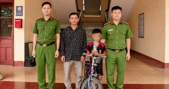 Bé trai 9 tuổi đạp xe đi lạc hơn 35km từ Nghệ An sang Hà Tĩnh