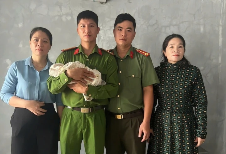 Bé trai bị bỏ rơi 3 ngày tuổi ở Quảng Trị được mẹ nhận lại sau vận động của Công an Bé trai bị bỏ rơi 3 ngày tuổi ở Quảng Trị được mẹ nhận lại sau vận động của Công an