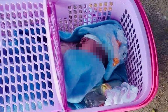 Bé trai được đặt trước cửa nhà dân kèm bức thư nhiều nghi vấn Bé trai được đặt trước cửa nhà dân kèm bức thư nhiều nghi vấn