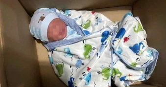 Bé trai một tháng tuổi bị bỏ rơi trong thùng carton ven đường