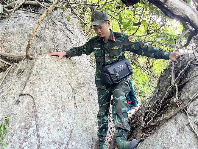 Bền bỉ giữa đại ngàn, tìm đưa liệt sĩ về với đất mẹ Bền bỉ giữa đại ngàn, tìm đưa liệt sĩ về với đất mẹ