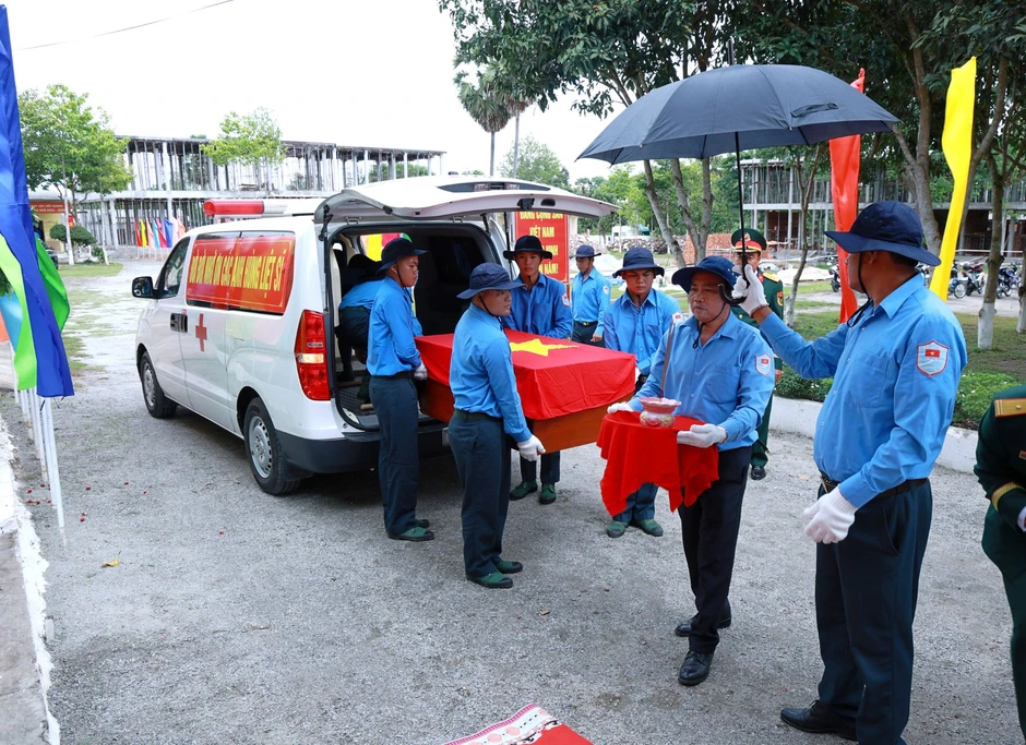 Bên này biên giới, vẫn còn những mái nhà chưa thôi chờ đợi Bên này biên giới, vẫn còn những mái nhà chưa thôi chờ đợi
