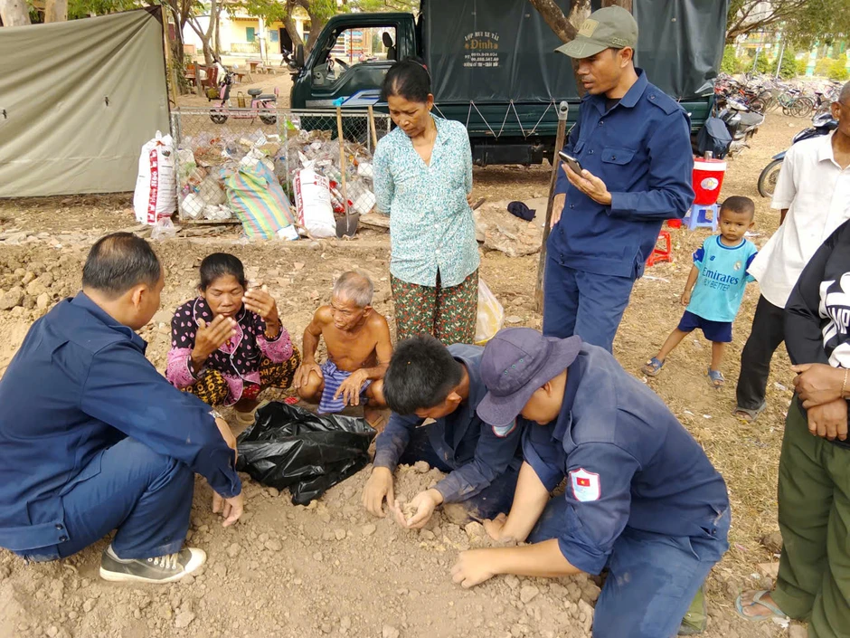Bên này biên giới, vẫn còn những mái nhà chưa thôi chờ đợi Bên này biên giới, vẫn còn những mái nhà chưa thôi chờ đợi