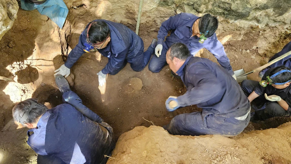 Bên này biên giới, vẫn còn những mái nhà chưa thôi chờ đợi Bên này biên giới, vẫn còn những mái nhà chưa thôi chờ đợi