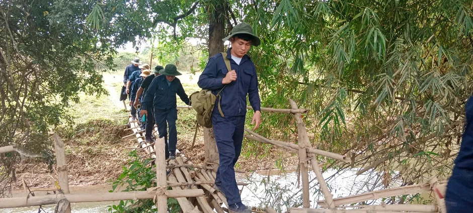 Bên này biên giới, vẫn còn những mái nhà chưa thôi chờ đợi Bên này biên giới, vẫn còn những mái nhà chưa thôi chờ đợi