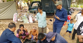 Bên này biên giới, vẫn còn những mái nhà chưa thôi chờ đợi