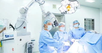 Bệnh viện Tâm Anh lập kỷ lục châu Á về phẫu thuật não - cột sống bằng Robot AI