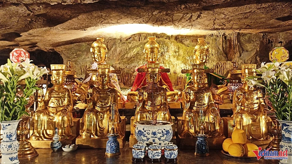 Bí ẩn ‘Mắt rồng ẩn trong núi’ không bao giờ cạn tại Ninh Bình Bí ẩn ‘Mắt rồng ẩn trong núi’ không bao giờ cạn tại Ninh Bình