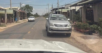 Bị người dân phản ánh trên VNeTraffic, lái xe 7 chỗ ở Tây Ninh hết đường chối